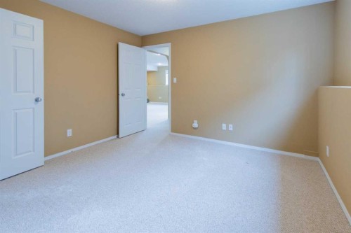 73 Heritage Circle West, Lethbridge, AB - Indoor Photo Showing Other Room