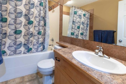 73 Heritage Circle West, Lethbridge, AB - Indoor Photo Showing Bathroom