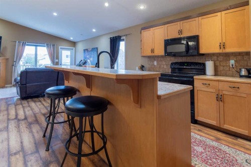73 Heritage Circle West, Lethbridge, AB - Indoor Photo Showing Kitchen