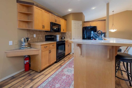 73 Heritage Circle West, Lethbridge, AB - Indoor Photo Showing Kitchen