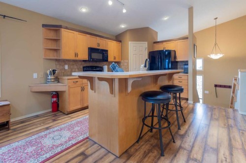 73 Heritage Circle West, Lethbridge, AB - Indoor Photo Showing Kitchen