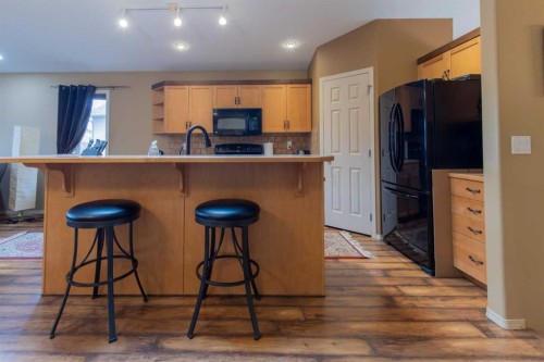 73 Heritage Circle West, Lethbridge, AB - Indoor Photo Showing Kitchen