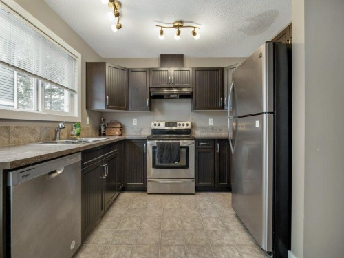 2-221 Silkstone Road West, Lethbridge, AB - Indoor Photo Showing Kitchen