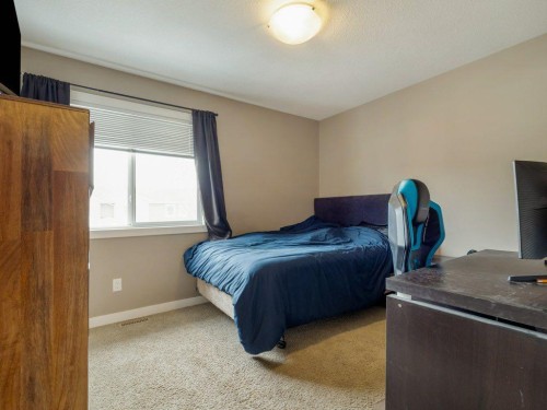 2-221 Silkstone Road West, Lethbridge, AB - Indoor Photo Showing Bedroom