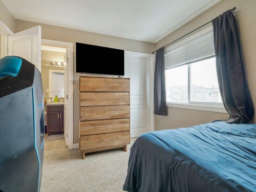 2-221 Silkstone Road West, Lethbridge, AB - Indoor Photo Showing Bedroom