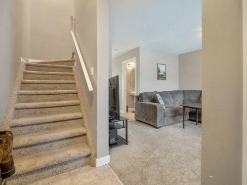 2-221 Silkstone Road West, Lethbridge, AB - Indoor Photo Showing Other Room