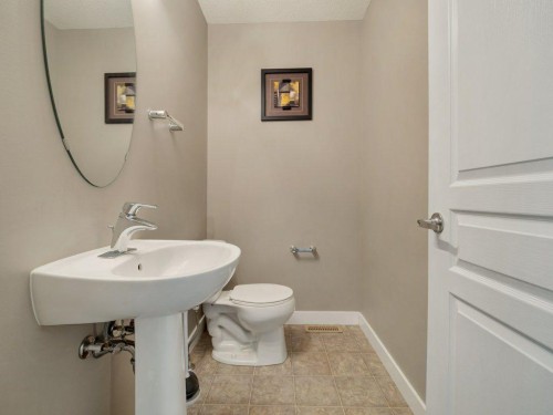2-221 Silkstone Road West, Lethbridge, AB - Indoor Photo Showing Bathroom