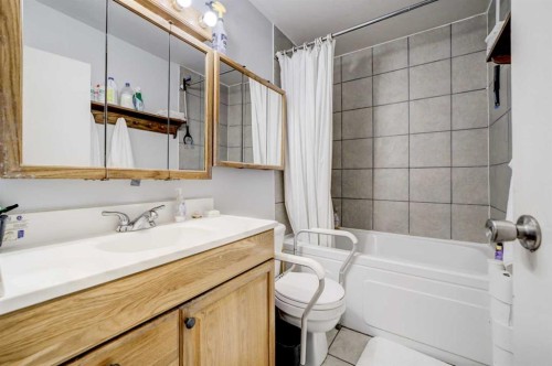 109 Argyle Street, Granum, AB - Indoor Photo Showing Bathroom