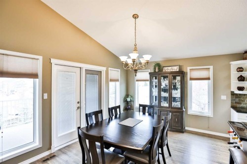 92 Heritage Circle West, Lethbridge, AB - Indoor Photo Showing Dining Room