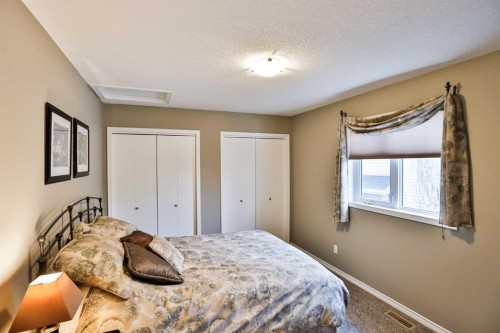 92 Heritage Circle West, Lethbridge, AB - Indoor Photo Showing Bedroom