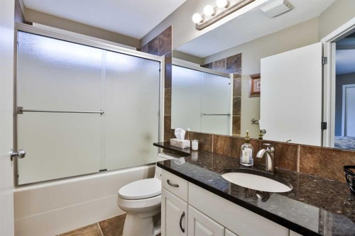 92 Heritage Circle West, Lethbridge, AB - Indoor Photo Showing Bathroom