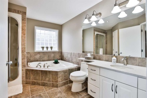 92 Heritage Circle West, Lethbridge, AB - Indoor Photo Showing Bathroom