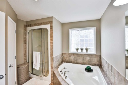 92 Heritage Circle West, Lethbridge, AB - Indoor Photo Showing Bathroom