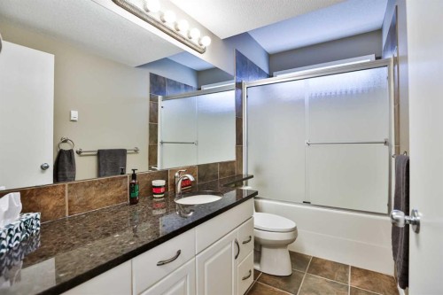 92 Heritage Circle West, Lethbridge, AB - Indoor Photo Showing Bathroom