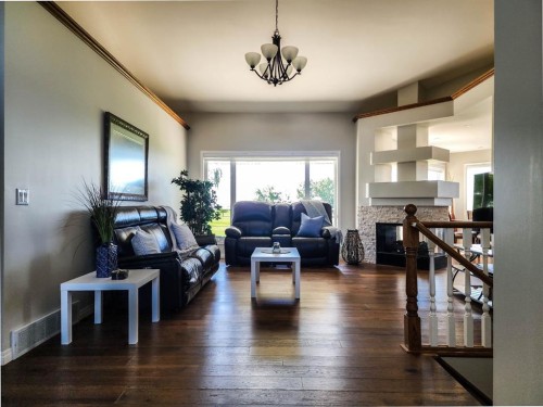 41 Westlynn Drive West, Claresholm, AB - Indoor Photo Showing Living Room
