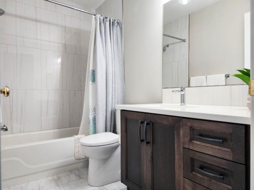 41 Westlynn Drive West, Claresholm, AB - Indoor Photo Showing Bathroom