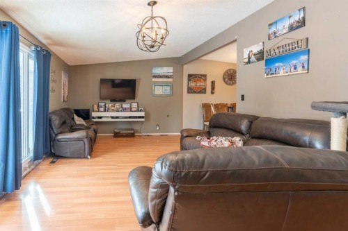 2 Honeysuckle Road North, Lethbridge, AB - Indoor Photo Showing Living Room