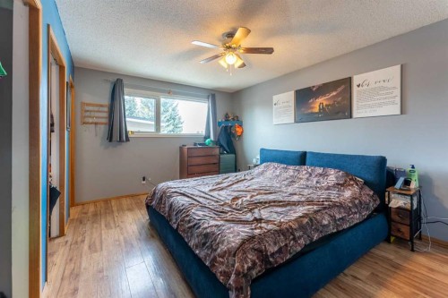 2 Honeysuckle Road North, Lethbridge, AB - Indoor Photo Showing Bedroom