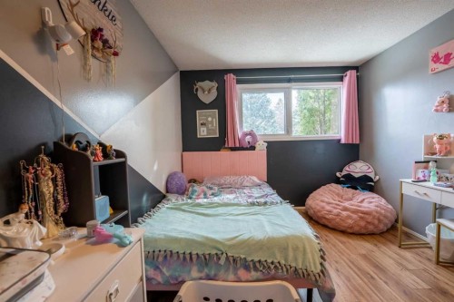 2 Honeysuckle Road North, Lethbridge, AB - Indoor Photo Showing Bedroom