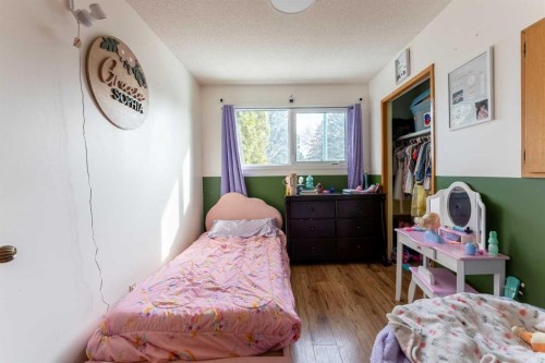 2 Honeysuckle Road North, Lethbridge, AB - Indoor Photo Showing Bedroom