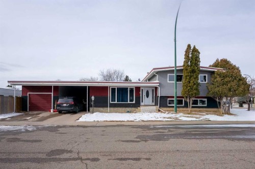 2 Honeysuckle Road NORTH Lethbridge, AB T1H 4J9