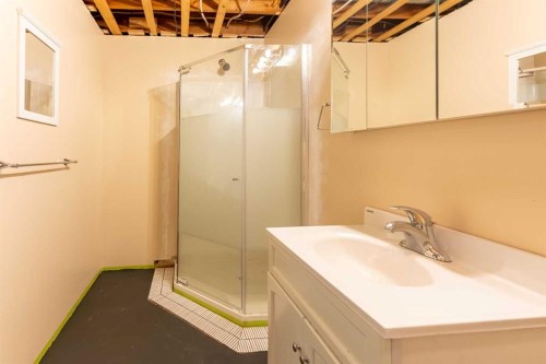 2 Honeysuckle Road North, Lethbridge, AB - Indoor Photo Showing Bathroom