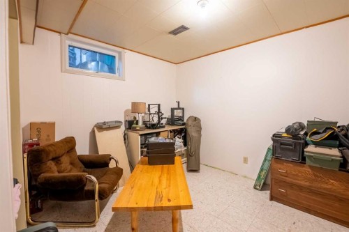 2 Honeysuckle Road North, Lethbridge, AB - Indoor Photo Showing Other Room