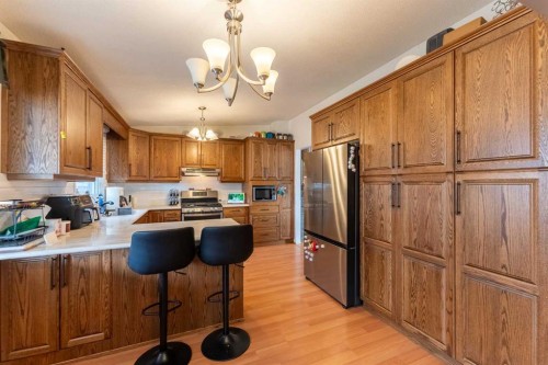 2 Honeysuckle Road North, Lethbridge, AB - Indoor Photo Showing Kitchen