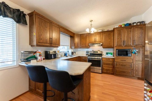 2 Honeysuckle Road North, Lethbridge, AB - Indoor Photo Showing Kitchen