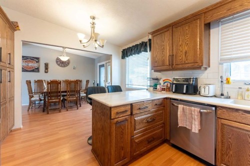 2 Honeysuckle Road North, Lethbridge, AB - Indoor Photo Showing Kitchen