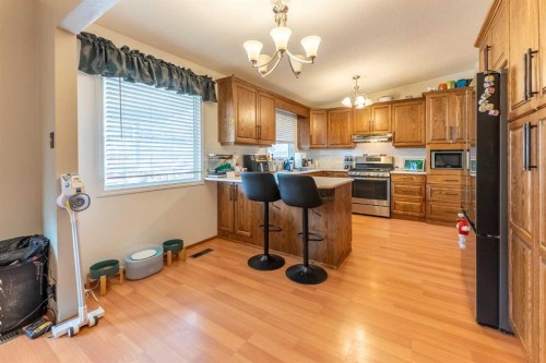 2 Honeysuckle Road North, Lethbridge, AB - Indoor Photo Showing Kitchen