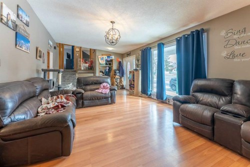 2 Honeysuckle Road North, Lethbridge, AB - Indoor Photo Showing Living Room