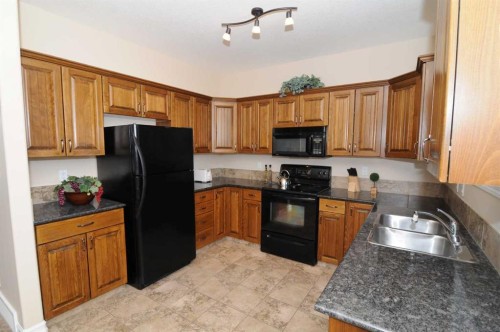 7-762 Heritage Boulevard West, Lethbridge, AB - Indoor Photo Showing Kitchen With Double Sink