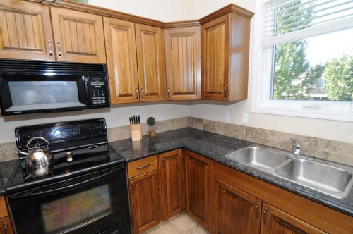 7-762 Heritage Boulevard West, Lethbridge, AB - Indoor Photo Showing Kitchen With Double Sink