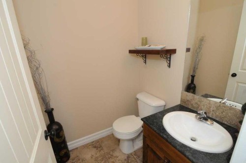 7-762 Heritage Boulevard West, Lethbridge, AB - Indoor Photo Showing Bathroom