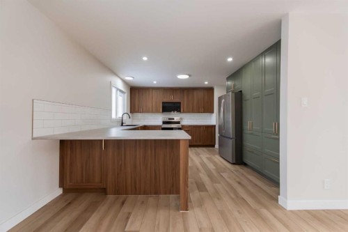 86 Carleton Place West, Lethbridge, AB - Indoor Photo Showing Kitchen