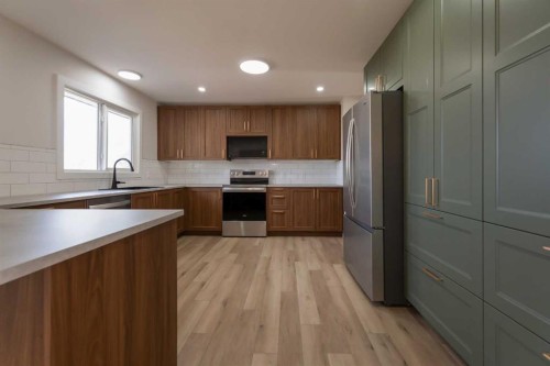 86 Carleton Place West, Lethbridge, AB - Indoor Photo Showing Kitchen With Stainless Steel Kitchen