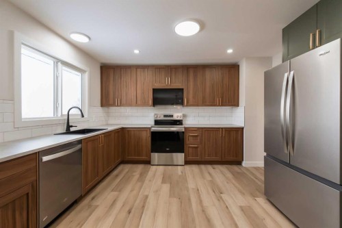 86 Carleton Place West, Lethbridge, AB - Indoor Photo Showing Kitchen With Stainless Steel Kitchen