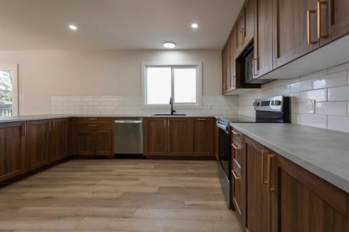 86 Carleton Place West, Lethbridge, AB - Indoor Photo Showing Kitchen