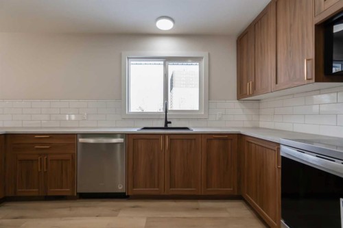 86 Carleton Place West, Lethbridge, AB - Indoor Photo Showing Kitchen