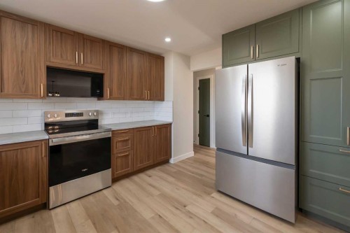 86 Carleton Place West, Lethbridge, AB - Indoor Photo Showing Kitchen With Stainless Steel Kitchen