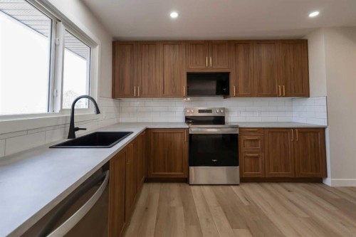 86 Carleton Place West, Lethbridge, AB - Indoor Photo Showing Kitchen