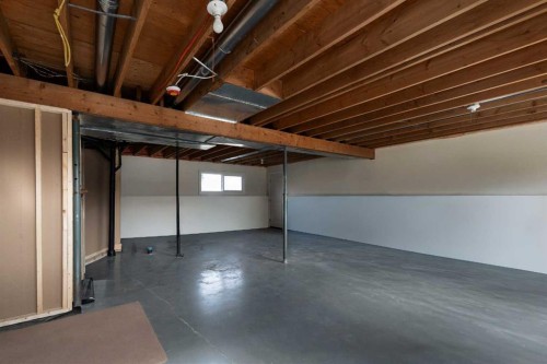 86 Carleton Place West, Lethbridge, AB - Indoor Photo Showing Garage