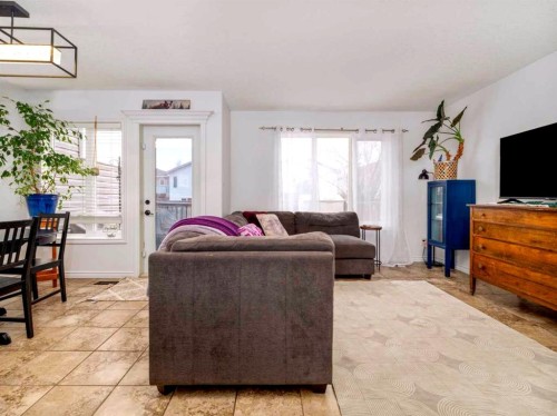 244 Kodiak Boulevard North, Lethbridge, AB - Indoor Photo Showing Living Room