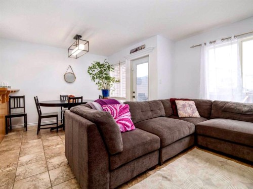 244 Kodiak Boulevard North, Lethbridge, AB - Indoor Photo Showing Living Room