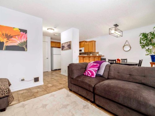 244 Kodiak Boulevard North, Lethbridge, AB - Indoor Photo Showing Living Room