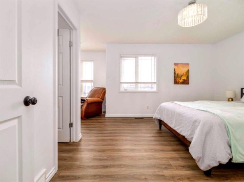 244 Kodiak Boulevard North, Lethbridge, AB - Indoor Photo Showing Bedroom