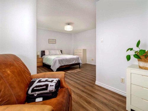 244 Kodiak Boulevard North, Lethbridge, AB - Indoor Photo Showing Bedroom