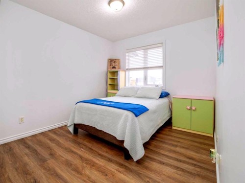 244 Kodiak Boulevard North, Lethbridge, AB - Indoor Photo Showing Bedroom