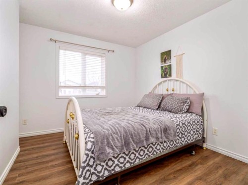 244 Kodiak Boulevard North, Lethbridge, AB - Indoor Photo Showing Bedroom